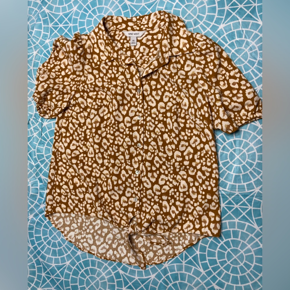 💛TODAY***$15***Nine West button up top with tied bottom.